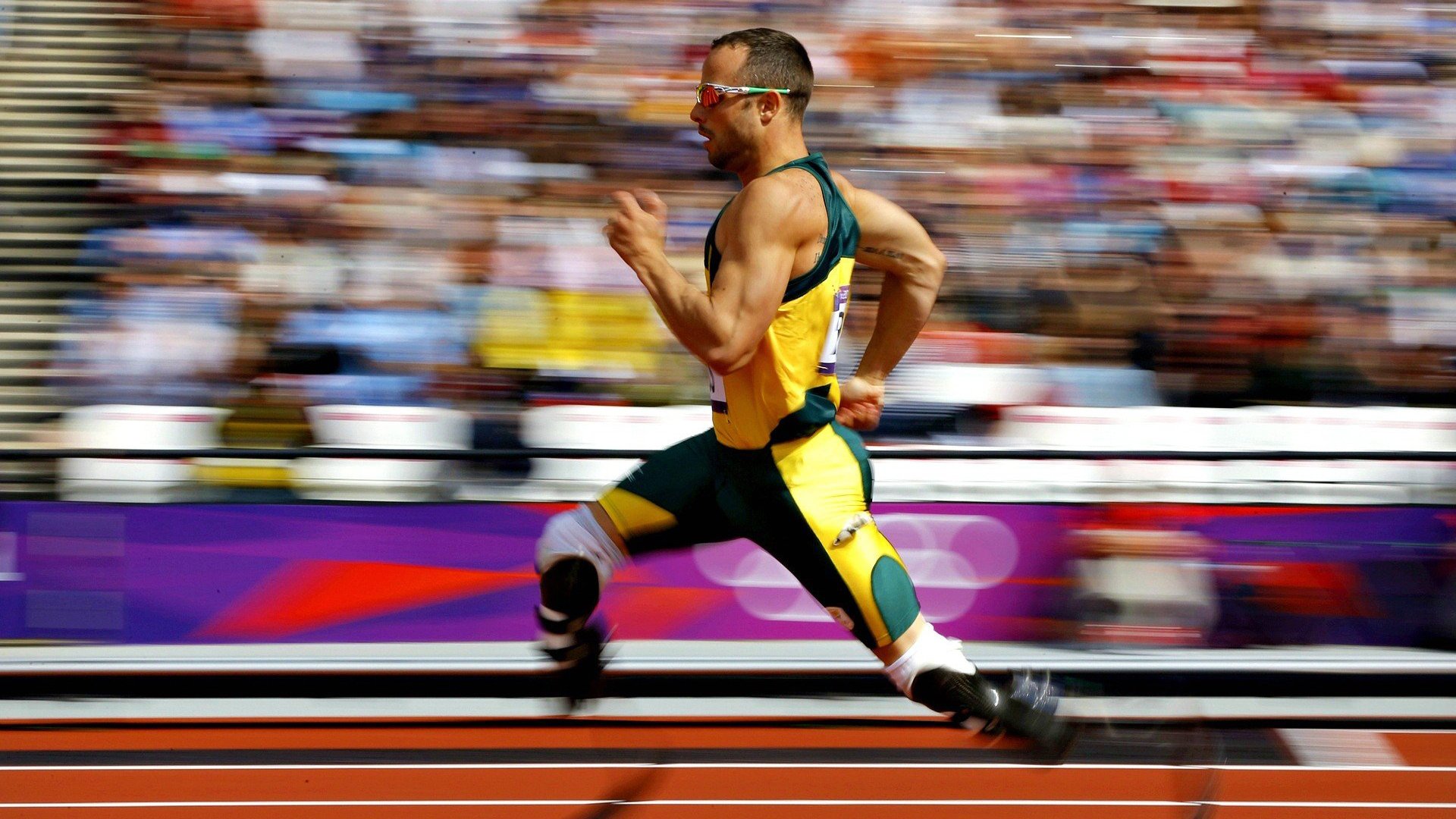 2015年总决赛第一场：勇士第一节就落后30分，但凭借库里连续远投，最终完成“史诗逆转”，点燃整个系列赛。