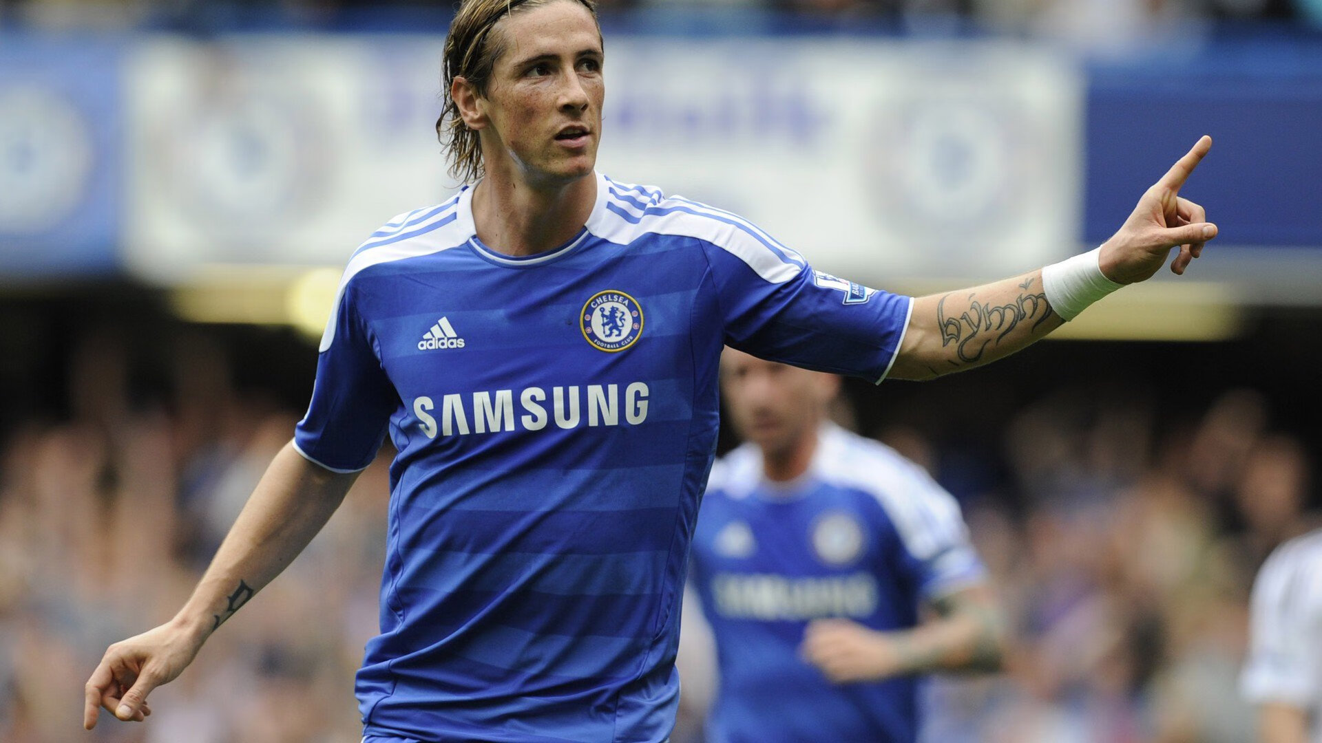 西甲中锋连续破门，助球队稳坐榜首，西甲最佳中卫